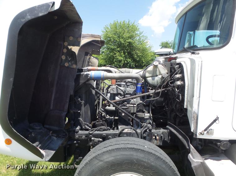 image for item DD7210 2002 Mack RD688S semi truck