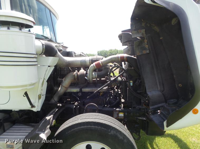 image for item DD7210 2002 Mack RD688S semi truck