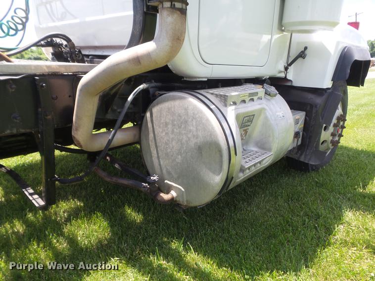 image for item DD7210 2002 Mack RD688S semi truck