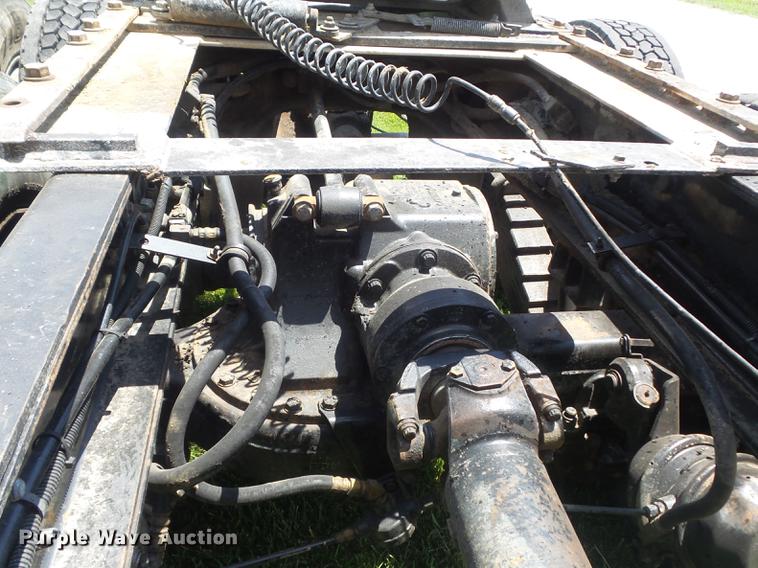 image for item DD7210 2002 Mack RD688S semi truck