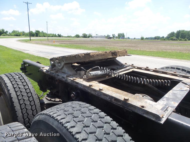 image for item DD7210 2002 Mack RD688S semi truck