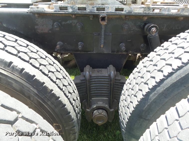 image for item DD7210 2002 Mack RD688S semi truck