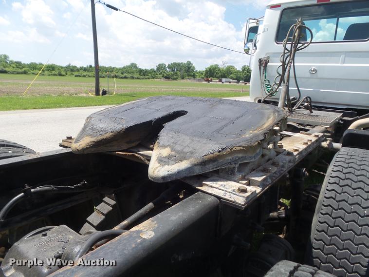 image for item DD7210 2002 Mack RD688S semi truck