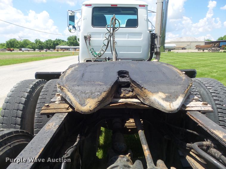 image for item DD7210 2002 Mack RD688S semi truck