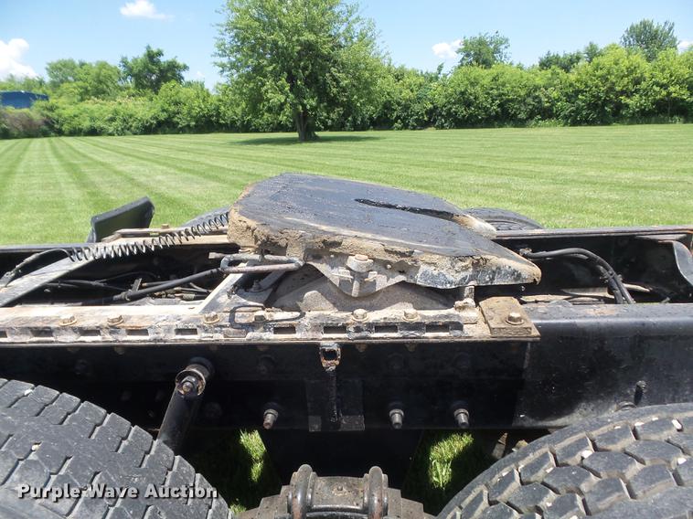 image for item DD7210 2002 Mack RD688S semi truck