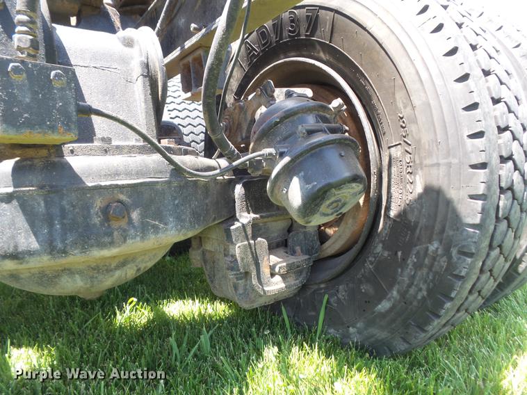 image for item DD7210 2002 Mack RD688S semi truck