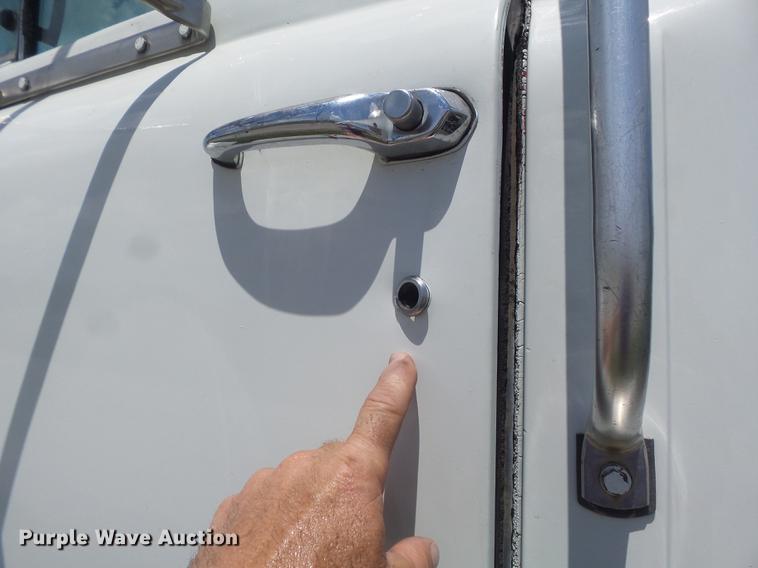 image for item DD7210 2002 Mack RD688S semi truck