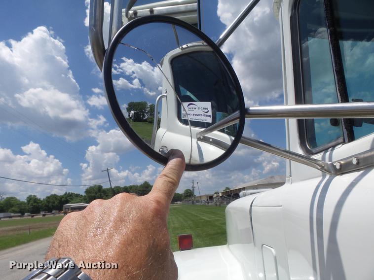 image for item DD7210 2002 Mack RD688S semi truck