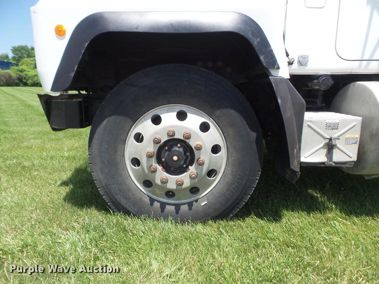 image for item DD7210 2002 Mack RD688S semi truck