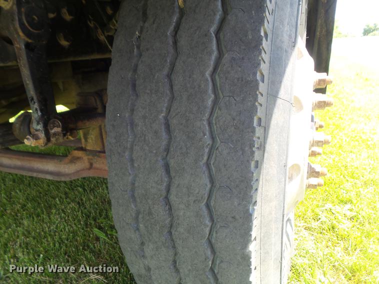 image for item DD7210 2002 Mack RD688S semi truck