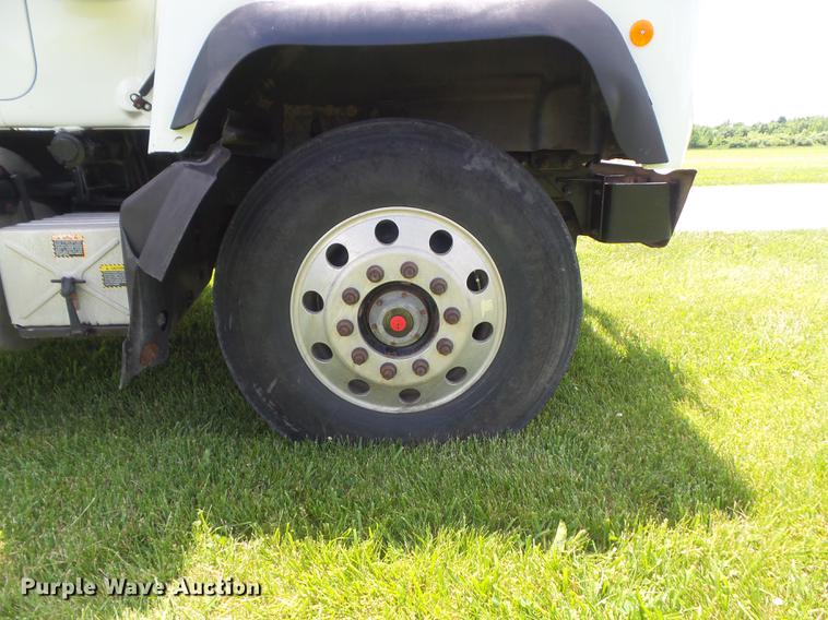 image for item DD7210 2002 Mack RD688S semi truck