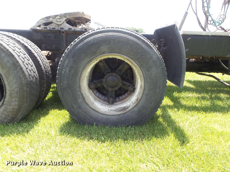 image for item DD7210 2002 Mack RD688S semi truck