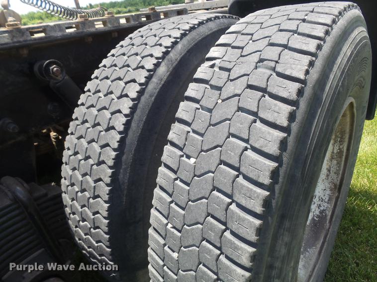 image for item DD7210 2002 Mack RD688S semi truck