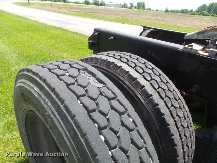 image for item DD7210 2002 Mack RD688S semi truck