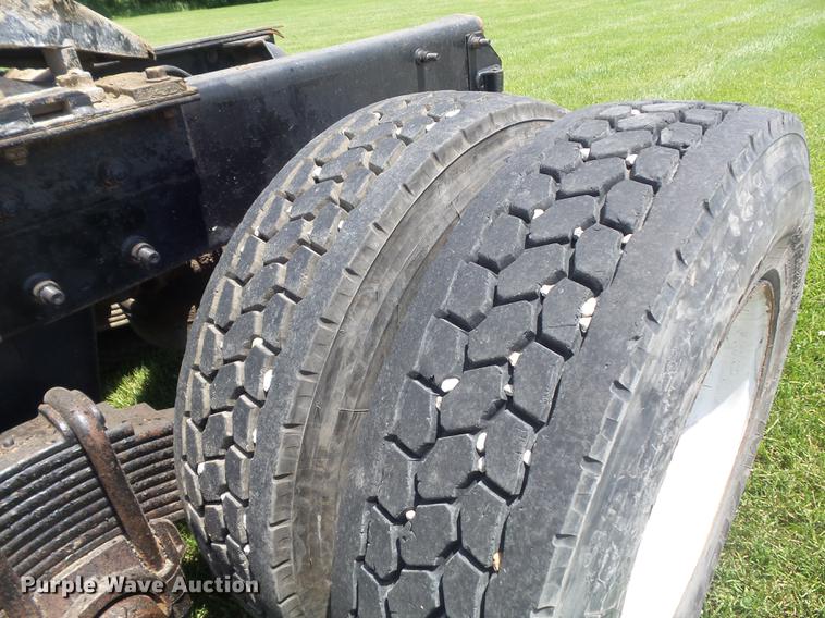 image for item DD7210 2002 Mack RD688S semi truck