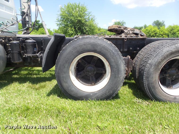 image for item DD7210 2002 Mack RD688S semi truck