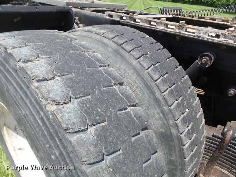 image for item DD7210 2002 Mack RD688S semi truck