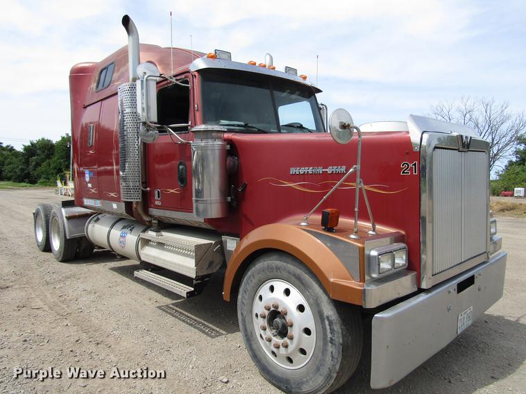 image for item DD7503 1999 Western Star 4964EX semi truck