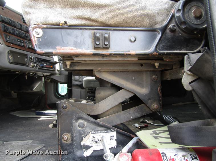 image for item DD7503 1999 Western Star 4964EX semi truck