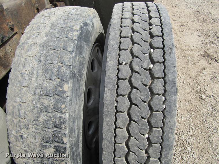 image for item DD7503 1999 Western Star 4964EX semi truck