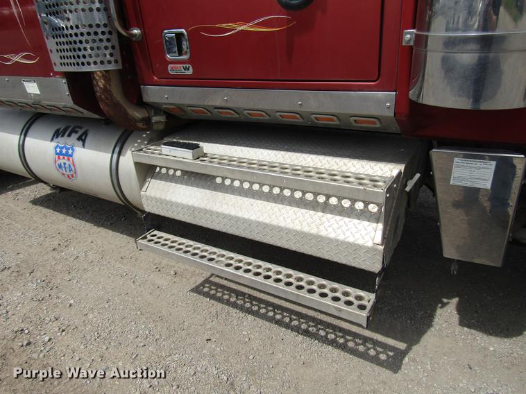 image for item DD7503 1999 Western Star 4964EX semi truck