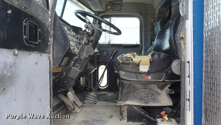 image for item DD7672 1995 Peterbilt 379 semi truck
