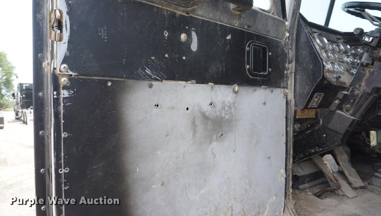 image for item DD7672 1995 Peterbilt 379 semi truck