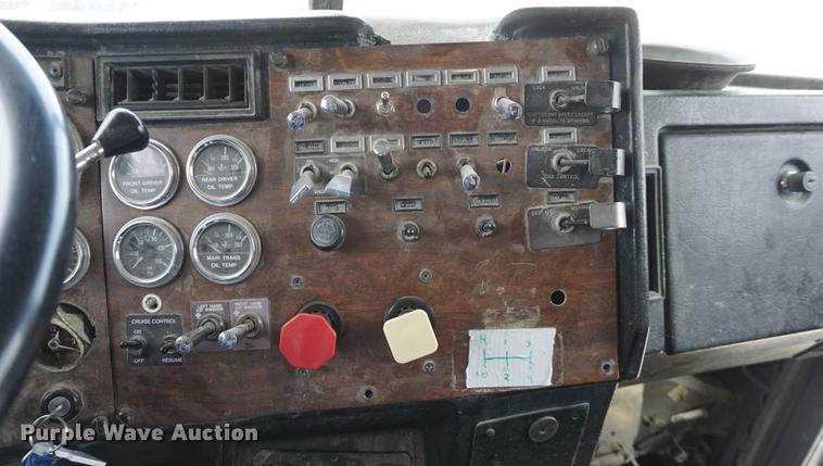 image for item DD7672 1995 Peterbilt 379 semi truck