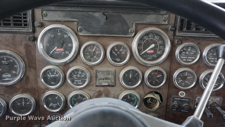 image for item DD7672 1995 Peterbilt 379 semi truck