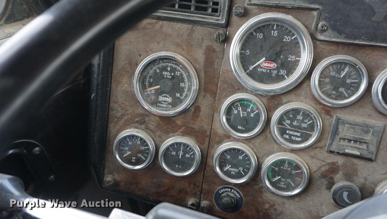 image for item DD7672 1995 Peterbilt 379 semi truck