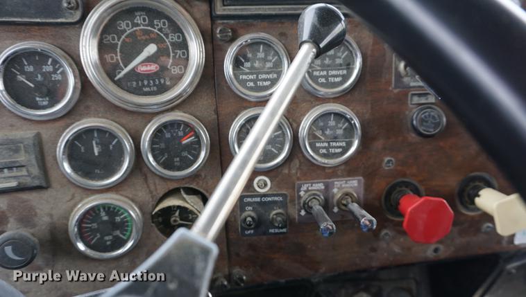 image for item DD7672 1995 Peterbilt 379 semi truck