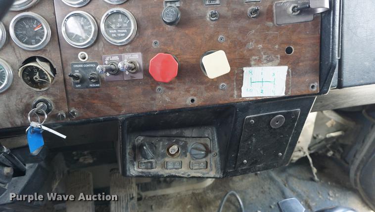image for item DD7672 1995 Peterbilt 379 semi truck