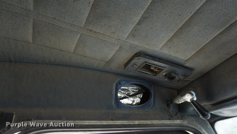 image for item DD7672 1995 Peterbilt 379 semi truck