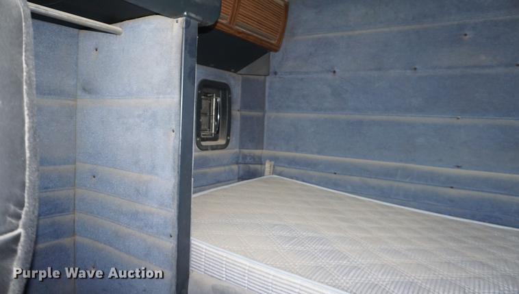 image for item DD7672 1995 Peterbilt 379 semi truck