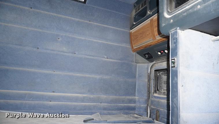 image for item DD7672 1995 Peterbilt 379 semi truck