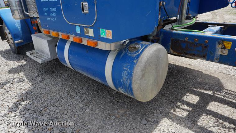image for item DD7672 1995 Peterbilt 379 semi truck