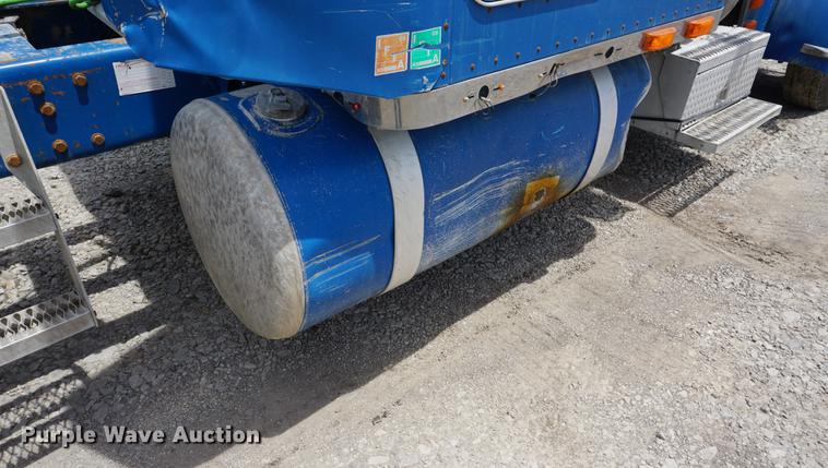 image for item DD7672 1995 Peterbilt 379 semi truck