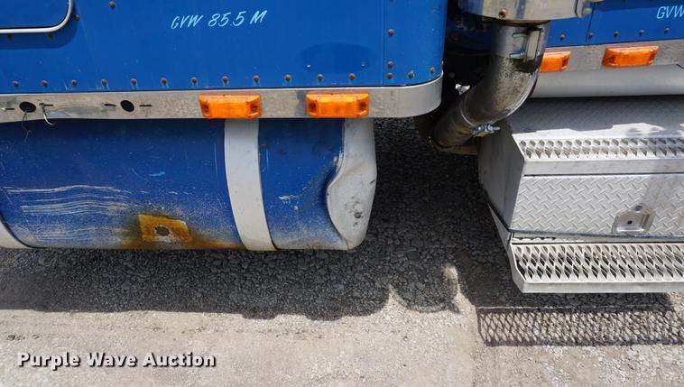 image for item DD7672 1995 Peterbilt 379 semi truck