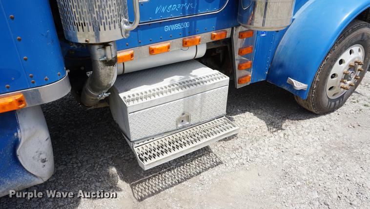 image for item DD7672 1995 Peterbilt 379 semi truck