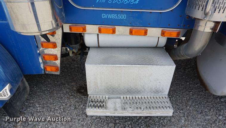 image for item DD7672 1995 Peterbilt 379 semi truck