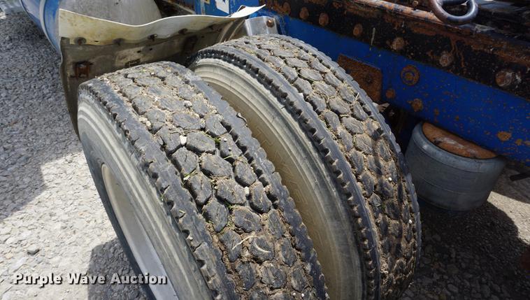 image for item DD7672 1995 Peterbilt 379 semi truck