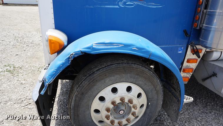 image for item DD7672 1995 Peterbilt 379 semi truck