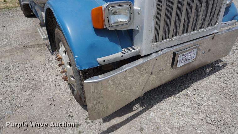 image for item DD7672 1995 Peterbilt 379 semi truck