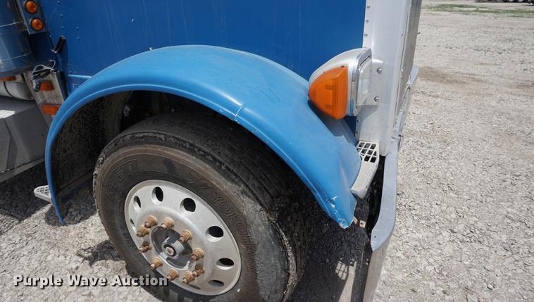 image for item DD7672 1995 Peterbilt 379 semi truck