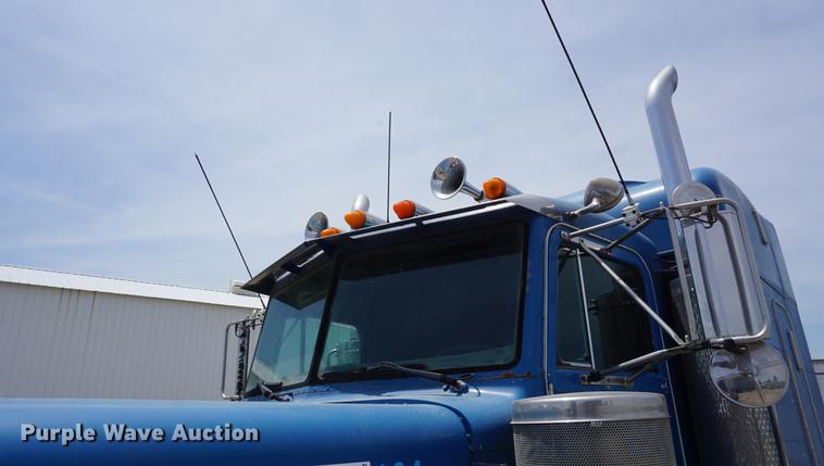 image for item DD7672 1995 Peterbilt 379 semi truck