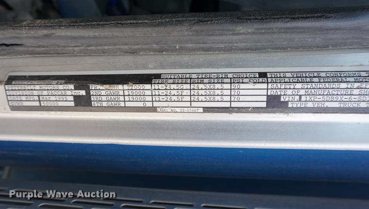 image for item DD7672 1995 Peterbilt 379 semi truck