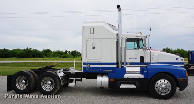 image for item DD7694 1989 Kenworth T600 semi truck