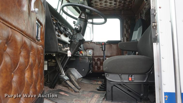 image for item DD7694 1989 Kenworth T600 semi truck