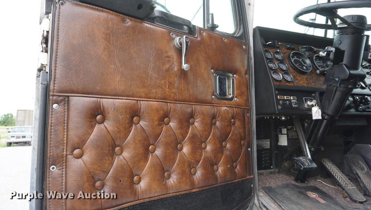 image for item DD7694 1989 Kenworth T600 semi truck