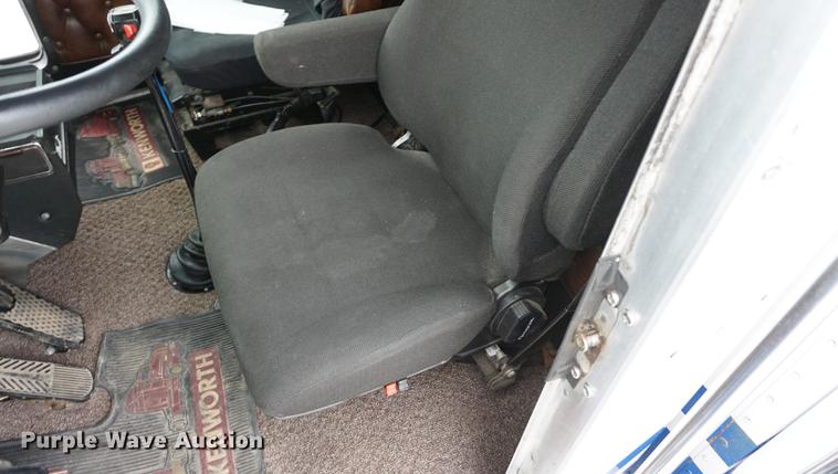 image for item DD7694 1989 Kenworth T600 semi truck